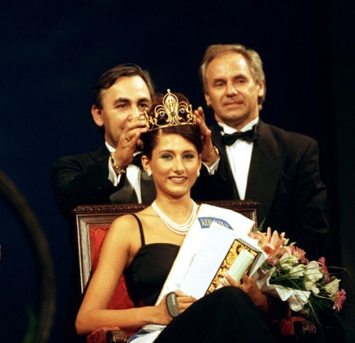 Fásy Ádám 1998 ban Horváth Éva fejére helyezte a koronát